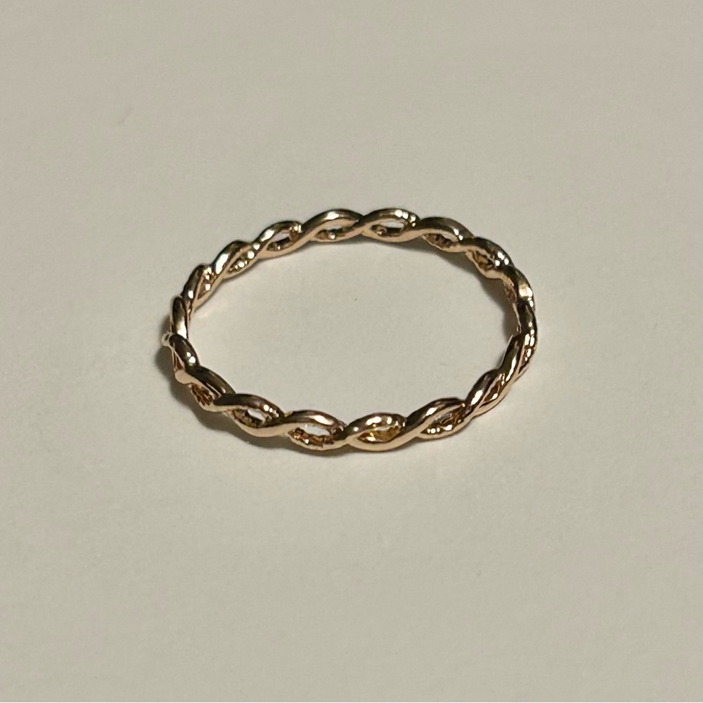 Gold Toned Thin Dainty Demure Infinity Ring Size: 6 (NWOT)